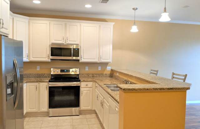 2 Bedroom Lakefront Condo! Gallery 4