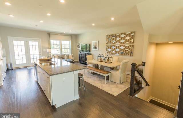 9901 NEW POINTE DR Gallery 4