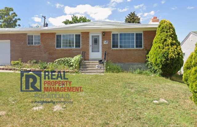 5 bed 2 bath house - 1 car garage - pet friendly photos photos