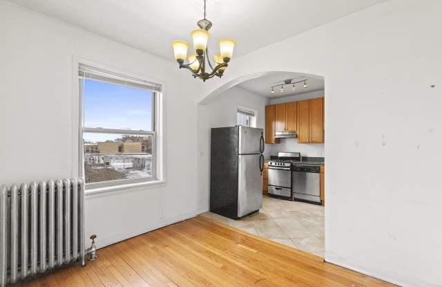 4505 North Greenview Avenue Gallery 1