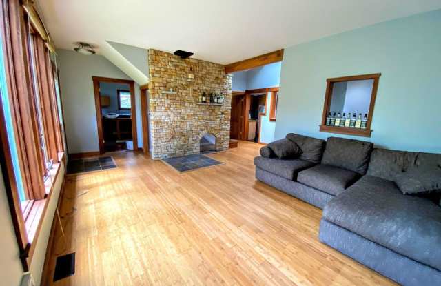 Great 3 bed 2 bath home!! AVAILABLE AUGUST 2027! Gallery 4