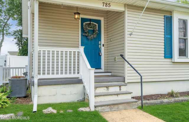 785 Garfield Avenue Gallery 3
