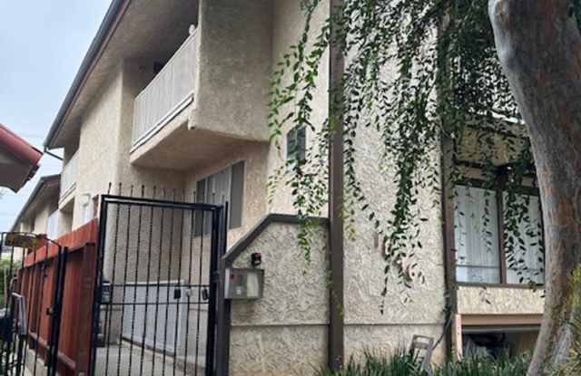 Beautiful 2bed + 2bath Condo located on a Mature Tree-lined Street in the Heart of Santa Monica. Gallery 3