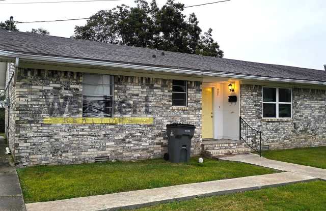 Convenient 3BR/1.5BA Duplex Near Schools and Shopping - 907 South 7th Street, Paragould, AR 72450