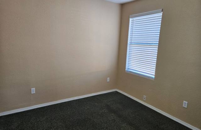 Cozy 3 bed 2 bath- great location Gallery 4