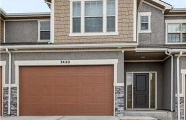 Charming 3BR Parkville Townhome in Creekside Village - 7430 Grand Slam Street, Parkville, MO 64152
