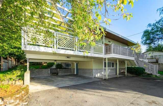 2807 NE 105th St #B - 2807 Northeast 105th Street, Seattle, WA 98125