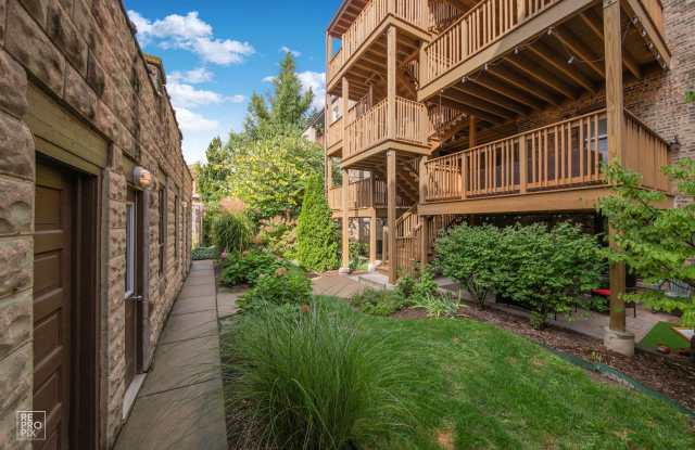 2-Bedroom Gem in Oak Park Historic District Gallery 3