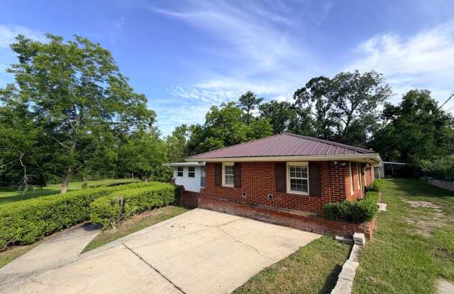 Spacious 4BR Family Home Bath Home in Valdosta Gallery 3