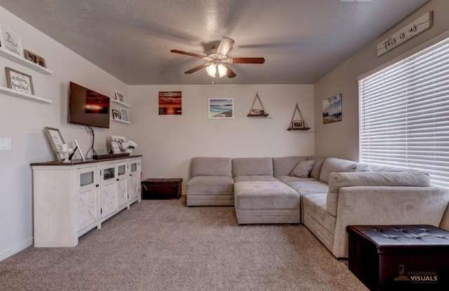 Pet Friendly: 3 Bedroom Fossil Hills Townhome With 2 Car Garage photos photos