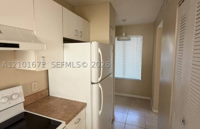 1033 Coral Club Dr Gallery 1