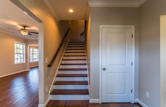 LARGE 4 BED/2.5 BATH HOME W/ BONUS ROOM Gallery 4
