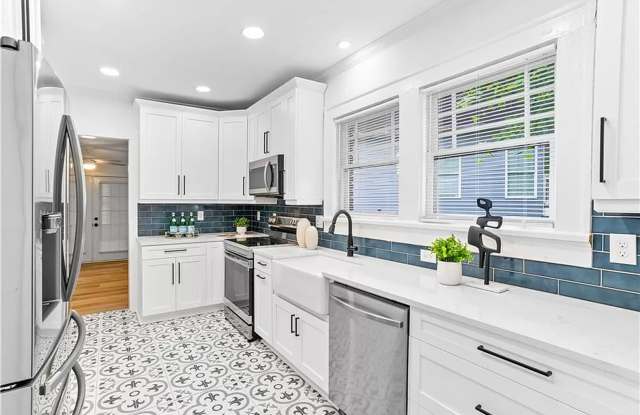 Room in 4 Bedroom Home at Evans Dr SW Gallery 3