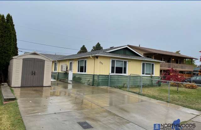 Very Nice 2 Bedroom 2 Bath Front duplex-All Utilities Include except Power photos photos