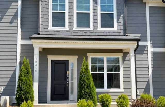 Beautiful 3BR Townhome with Community Pool Gallery 1