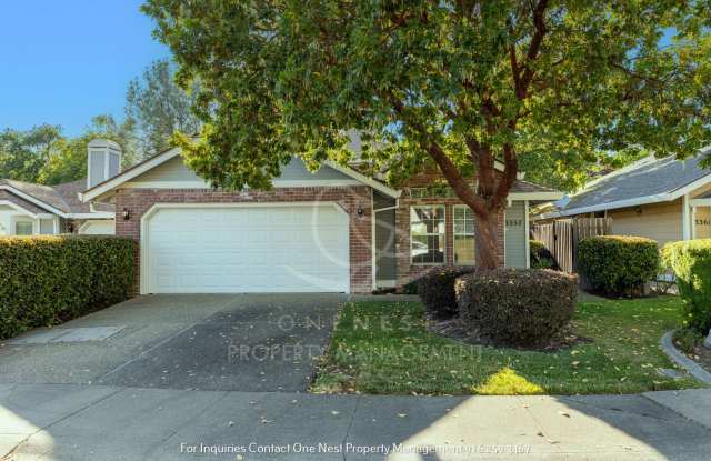 3 bdrm + Den single family home, walking distance to Sprinview park photos photos