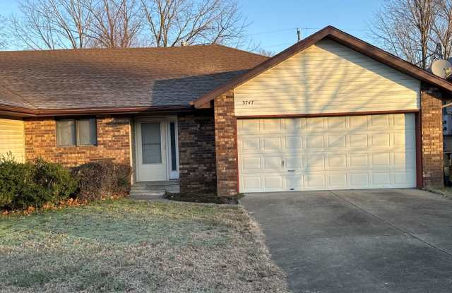 2 Bedroom 2 Bathroom Duplex in Southwest Springfield! $995! Kickapoo School District! - 3747 West Sylvania Street, Greene County, MO 65807