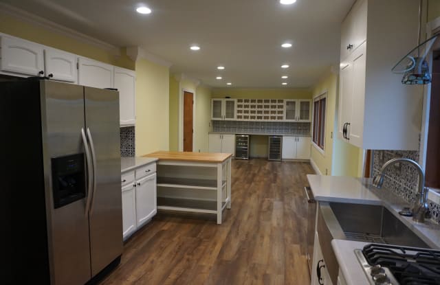1808 Windjammer Dr - 1808 Windjammer Drive, Woodbury, MN 55125