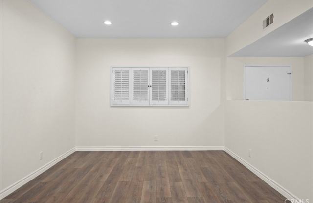 17522 Sherman Way Gallery 4