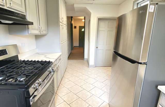 3 Bed/1 Bath Home in Beechview with Bonus Room-Convenient to Downtown! Available October! Gallery 3