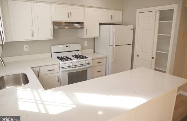 9067 PICKWICK VILLAGE TERRACE Gallery 2