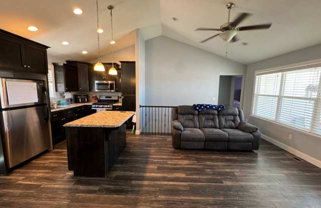 5 bed/3 bath single family home in The Ridge Subdivision Gallery 4