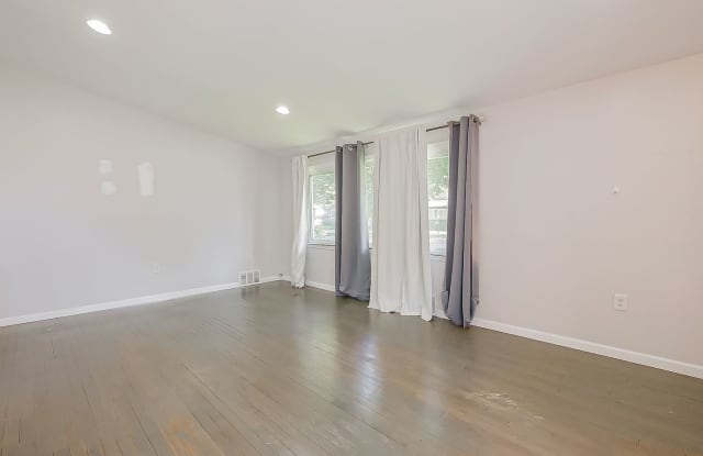 Coming Soon! Charming Pontiac Home – 477 Moore St Gallery 4