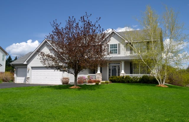 486 Summerfield Dr - 486 Summerfield Drive, Chanhassen, MN 55317