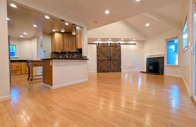 Amazing, gorgeous, end unit with huge yard..... - 596 Racquet Club Circle, Rohnert Park, CA 94928