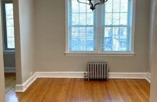 East Rogers Park Two Bedroom~ Cats Welcome~ Historic Building ~ Close to the Lake Gallery 4