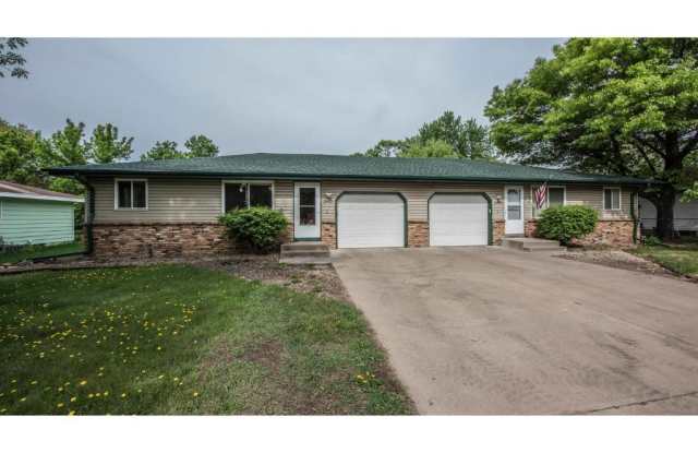 avail NOW: Anoka 4bd 2 ba TWIN home with fully fenced back yard $1995.00 photos photos