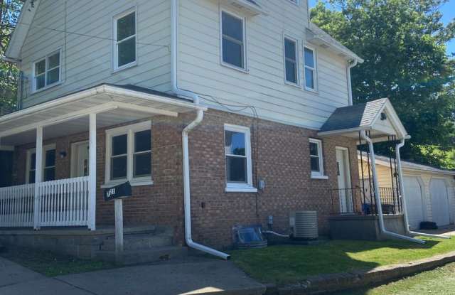 3 bedroom Moline house with 2 car garage! Gallery 3