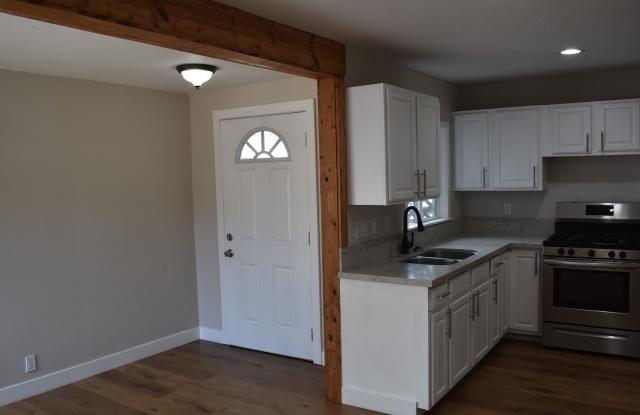 Detached 1 Bedroom Home with Large Private Backyard Gallery 4