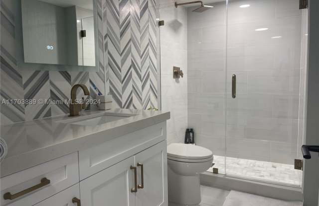 2555 Collins Ave photos photos