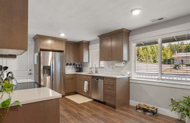 Split-Level Vancouver Home with Expansive Fenced Yard photos photos