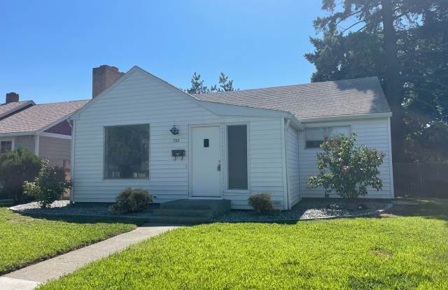 Spacious 4-Bedroom Home with Fireplace, Covered Patio & Detached Garage in Pasco Gallery 1