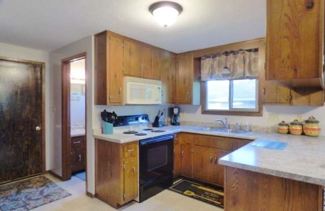 3 Bed 1.5 Bath Duplex w/ 2 Stall Garage Gallery 1