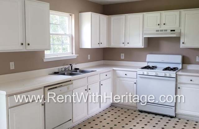 COME SEE THIS AMAZING 3BEDROOM/2.5 BATH HOME WITH SO MUCH ROOM AND A FULL UNFINISHED BASEMENT AND POPULAR SCHOOLS TOO!. Gallery 4