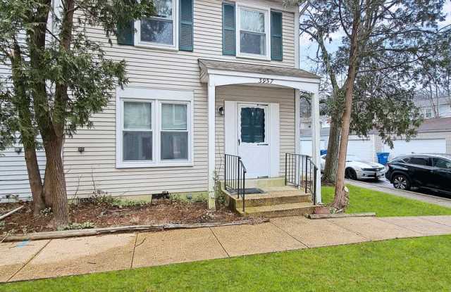 End Unit Townhome 3/Bedrooms 1.5/Bathrooms-Fenced In Yard, Large Deck, Hardwood Flooring, Newly Painted! Gallery 2