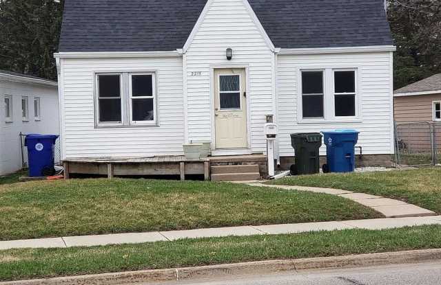 Nice 3 BR house w many extras, 2215 Falls Ave in Waterloo, IA photos photos