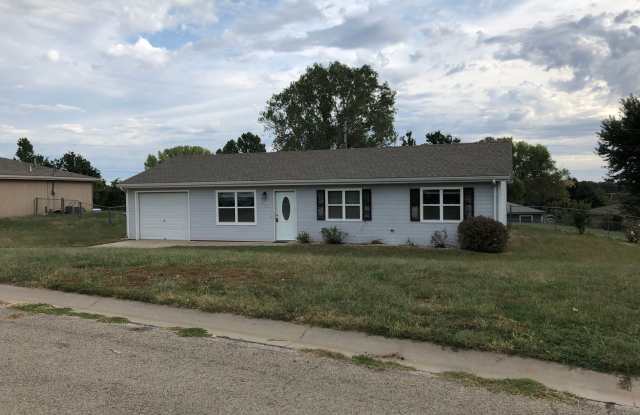 3 Bedroom Home w/Fenced Backyard Gallery 1
