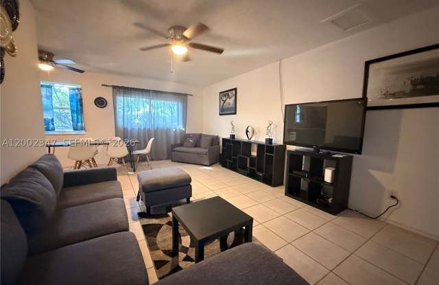 1104 N 17th Ct Gallery 2