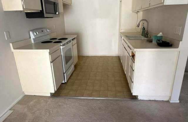 Must-see! This adorable 3-bedroom, 1.5-bathroom multi-level unit Gallery 4