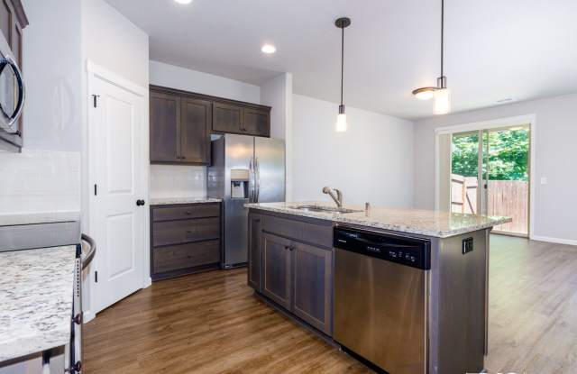 End-Unit Townhome - Modern Finishes, Air Conditioning, Garage! Gallery 4