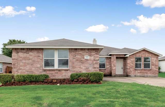 Adorable Royse City home with large backyard! Gallery 1
