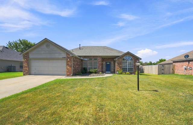 Spacious 3-Bedroom Home in Coweta with Fireplace & Covered Patio! photos photos Spacious 3-Bedroom Home in Coweta with Fireplace & Covered Patio! photos photos
