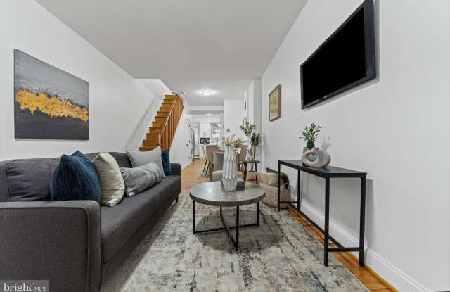 914 N MILTON Avenue Gallery 1