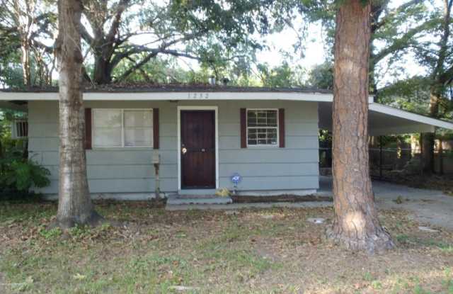 3 br house by LSU! Has carport, washer, dryer, fridge, fenced yard, no carpet - 1232 Aster Street, Baton Rouge, LA 70802