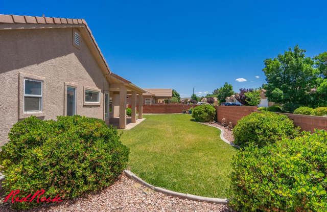 Welcoming 3 Bedroom Home in Hurricane! Small Dog Friendly! photos photos