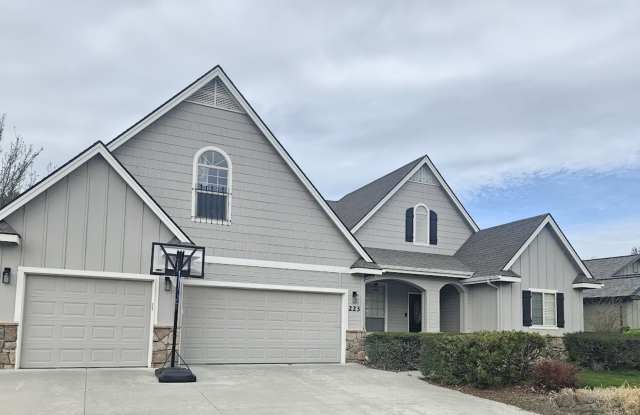 Beautiful Established Home in Pinewood Lakes Community - Star Idaho - 223 South Langer Lake Way, Star, ID 83669